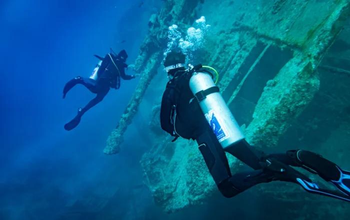 Zwei Taucher erkunden ein Wrack im Roten Meer