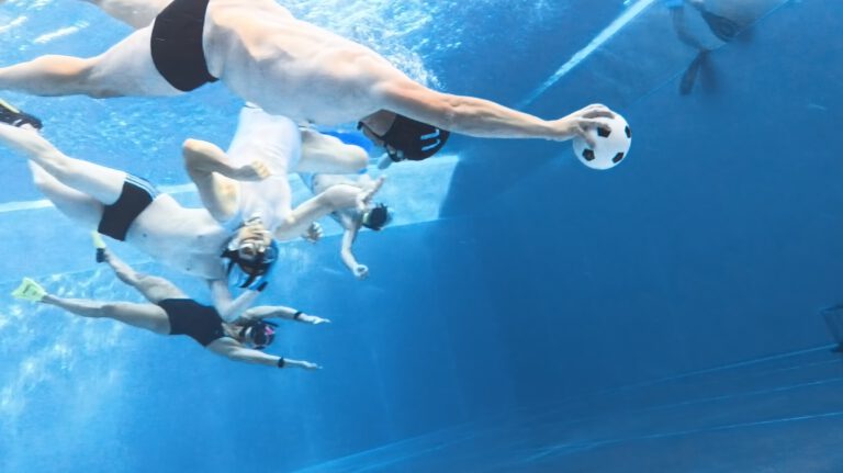 Mannheimer Morgen testet Unterwasser-Rugby bei den Sharks