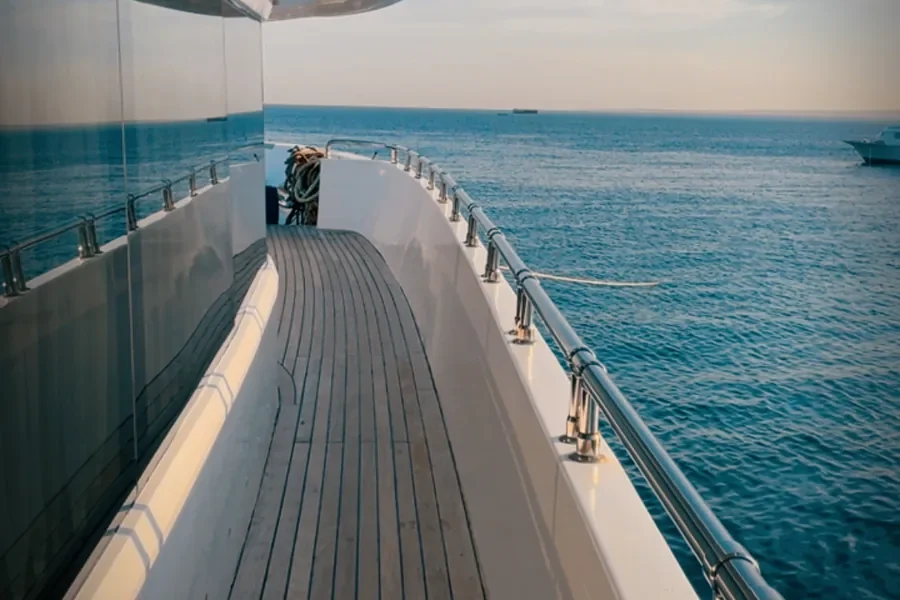 Seitendeck der Seawolf Steel mit Blick aufs Rote Meer