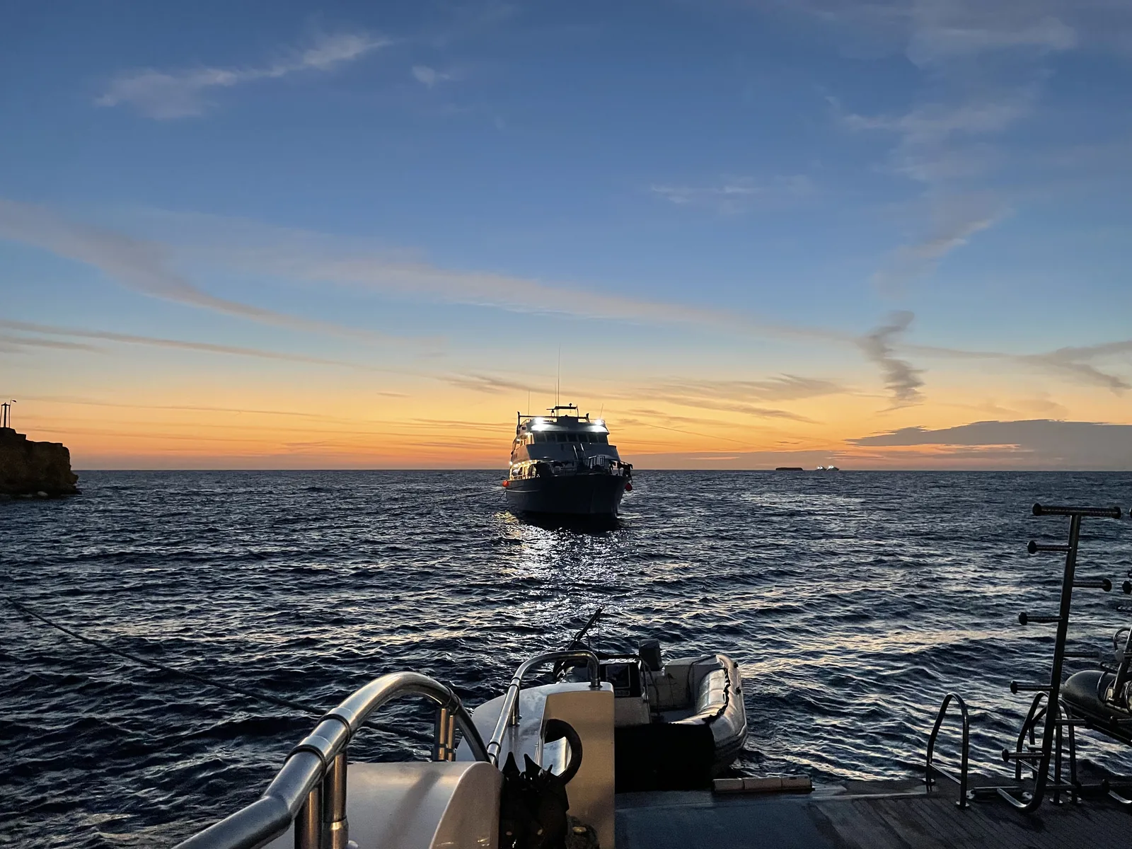 Sonnenuntergang über dem Roten Meer vom Achterdeck der Seawolf Steel