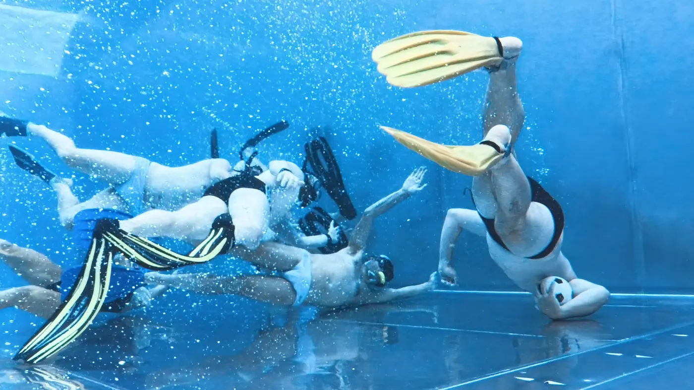 Unterwasser-Rugby beim TSC Shark Mannheim: Ein Spieler sichert kopfüber den Ball am Beckenboden